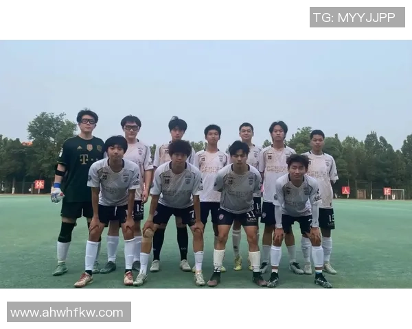 冬季寒风中男童足球梦想的追逐与成长之路